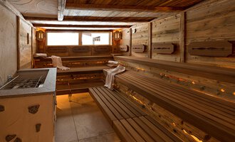 © Aparthotel Kleinwalsertal Haller GmbH & Co KG Eine moderne Sauna mit Holzbank und sanfter Beleuchtung. Das Raumdesign schafft eine entspannende Atmosphäre. | © Aparthotel Kleinwalsertal Haller GmbH & Co KG
