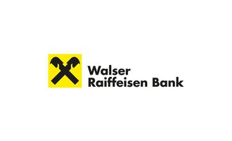 © Walser Raiffeisen Bank AG Logo Ein Logo der Walser Raiffeisen Bank mit einem gelben Hintergrund und zwei gekreuzten Werkzeugen. Der Schriftzug ist in Schwarz und beschreibt den Namen der Bank. | © Walser Raiffeisen Bank AG Logo