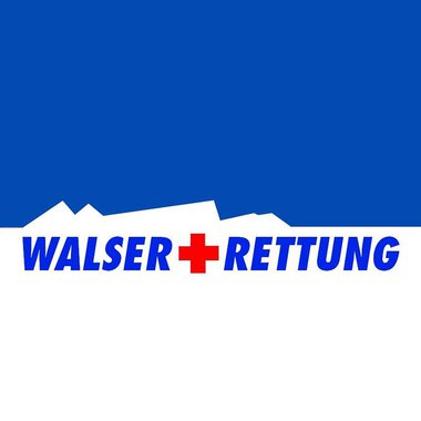 Ein Logo der Walser Rettung mit einem blauen Hintergrund. Es zeigt den Schriftzug "WALSER + RETTUNG" in roten und weißen Buchstaben. | © Walser Rettung Logo