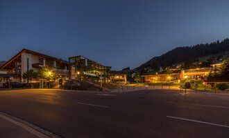 © Kleinwalsertal Tourismus |  Steffen Berschin Ein malerischer Ort bei Nacht mit beleuchteten Gebäuden und sanften Hügeln im Hintergrund. Die ruhige Atmosphäre lädt zum Verweilen ein. | © Kleinwalsertal Tourismus |  Steffen Berschin