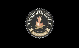 © Wildnisschule Kleinwalsertal Logo Ein Logo der Wildnisschule Kleinwalsertal mit einem Lagerfeuer. Es zeigt Holzscheite und Flammen in einem runden Design. | © Wildnisschule Kleinwalsertal Logo