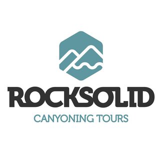 Ein Logo von "Rocksolid Canyoning Tours". Es zeigt stilisierte Berge und Wasserwellen in einer modernen Schriftart.