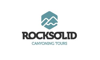 Ein Logo von "Rocksolid Canyoning Tours". Es zeigt stilisierte Berge und Wasserwellen in einer modernen Schriftart.