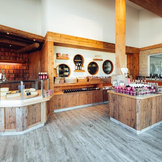 Ein modernes Geschäft mit viel Holzdekor und Regalen voller Produkte. Die gemütliche Atmosphäre lädt zum Stöbern ein. | © XOND | Jodok Fritz